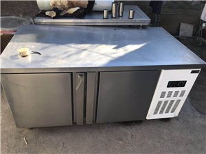 不锈钢冰柜，才用半年多，一面保鲜一面冷冻，尺寸150*80，一点毛病没有